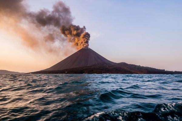 Belum Perlu Kenaikan, Gunung Anak Krakatau Tetap Berstatus Waspada