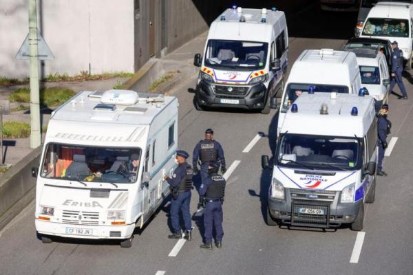 Polisi Prancis Tembakkan Gas Air Mata Pada Demonstran Anti Vaksin