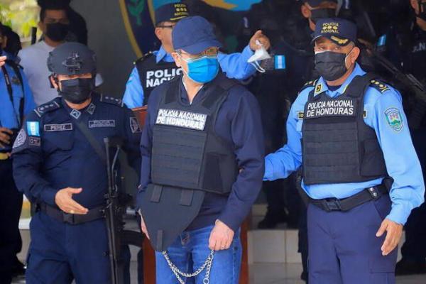 Tangan Diborgol, Mantan Presiden Honduras Hadiri Sidang Ekstradisi