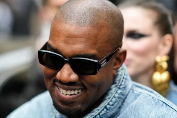 Diputus Adidas, Kanye West Mendadak Muncul di Perusahaan Sepatu Skechers