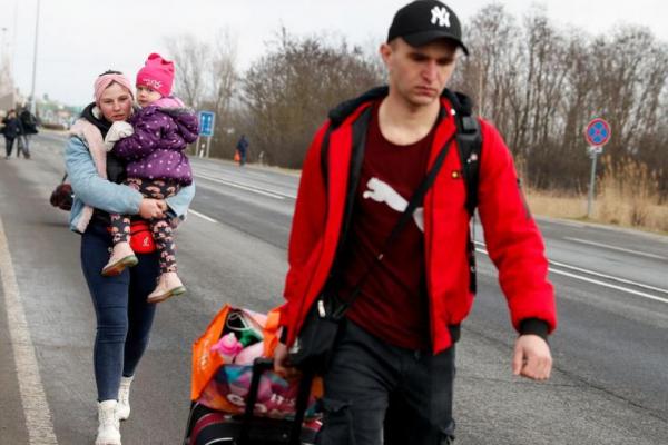 Dengan Menyeret Koper, Warga Ukraina Mencari Tempat Aman di Hongaria