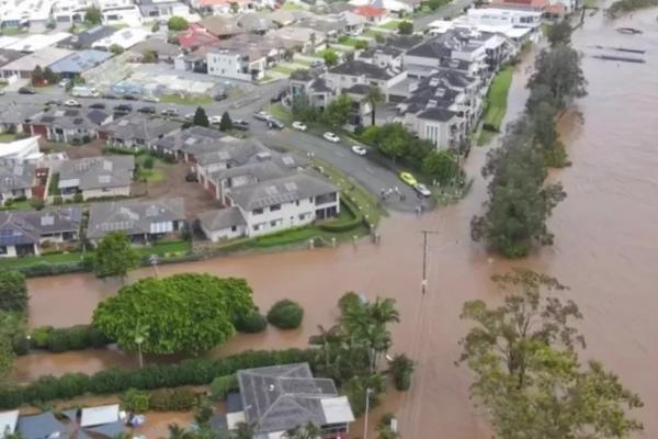 Orang-orang Mengungsi ke Atap Rumah Akibat Banjir di Kota-kota Australia