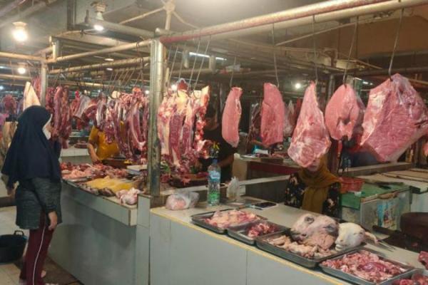 Stok Cukup, Pedagang Daging Sapi Berjualan Seperti Biasa