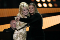 Dolly Parton Terharu Kelly Clarkson Lantunkan Lagu I Will Always Love You di ACM Awards 2022
