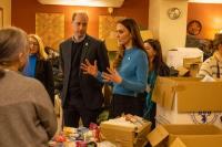 Kunjungi Relawan, Pangeran William & Kate Middleton Bantu Sortir Barang Donasi tuk Pengungsi Ukraina