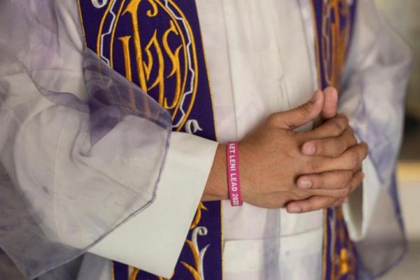 Para Pastor Penentang Marcos di Filipina Kenakan Gelang Pink