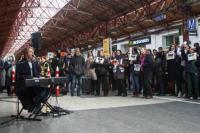Tom Odell Bernyanyi untuk Pengungsi Ukraina di Stasiun Rumania