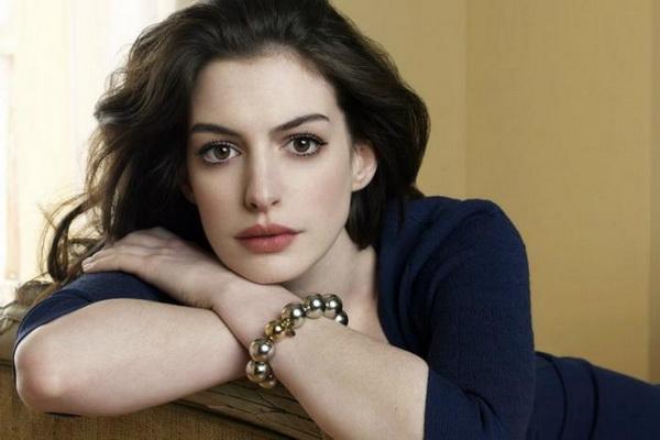 Demi Peran Rebekah Nuemann di Film WeCrashed, Anne Hathaway Jalani Diet Vegan Mentah