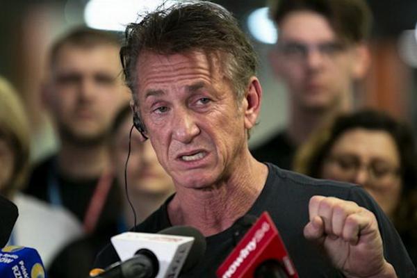 Sean Penn dan Amy Schumer Ingin Presiden Ukraina Zelensky Hadir di Acara Oscar 2022