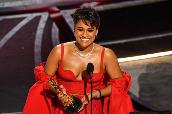 Ariana DeBose Diganjar Piala Oscar 2022 Sebagai Aktris Pendukung Terbaik