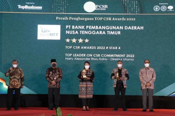 Kasubdiv Promosi Korporasi dan CSR Bank NTT, Egbert E.D Balukh dan Monalisa  Buifena selaku staf pada Divisi Corsec & Legal mewakili manajemen Bank NTT menerima penghargaan pada moment penyerahan award, Rabu (30/3/2022) di Raffles Hotel Jakarta.