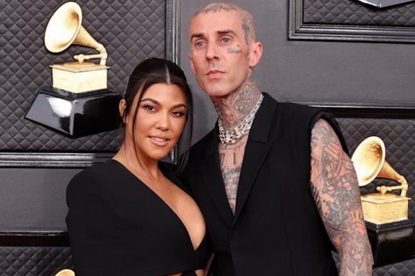 Usai Hadiri Grammy Awards 2022, Kourtney Kardashian dan Travis Barker Diam-diam Menikah di Las Vegas