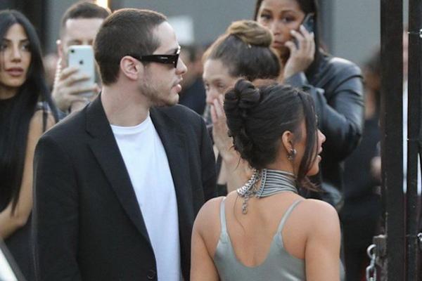 Kim Kardashian Gandeng Mesra Pete Davidson di Acara The Kardashians Premiere