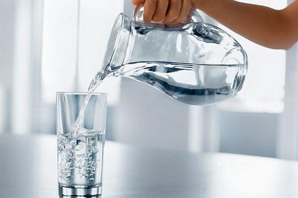 Minum air putih. Jangan Asal Minum, Ini Aturan Asupan Air Putih yang Benar Saat Sahur dan Buka Puasa. (FOTO: SHUTTERSTOCK)