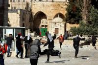 Warga Palestina Bentrok Lagi dengan Polisi Israel di Al Aqsha, 57 Terluka