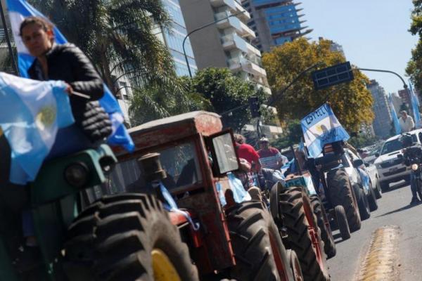 Ribuan Petani Bawa Traktor Unjuk Rasa Anti-Pajak di Ibu Kota Argentina