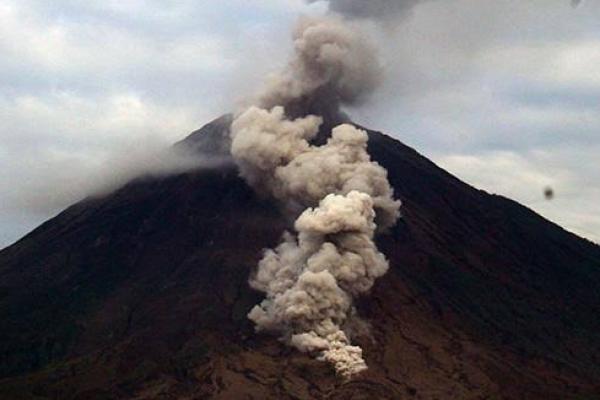 H-1 Lebaran, Gunung Semeru Muntahkan Awan Panas Guguran