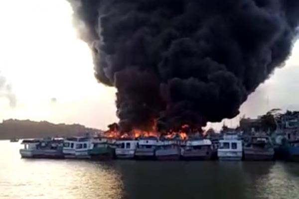 KSOP, Damkar, SAR, dan Pelindo Cilacap Berjibaku Padamkan Kebakaran Kapal Nelayan