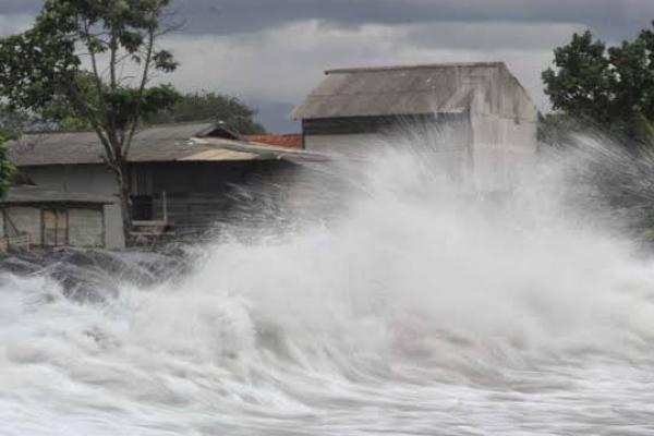 Hati-hati, Gelombang Tinggi Ancam Perairan Indonesia Mulai Kamis Pagi