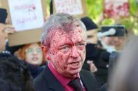 Duta Besar Rusia Disiram Cairan Merah oleh Demonstran Anti Perang Polandia