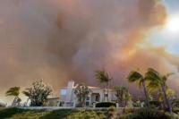 Kebakaran Hutan New Mexico Juga Mengepung Perumahan Mewah California