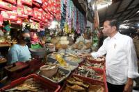 Jokowi Blusukan ke Pasar, Cek Harga Minyak Goreng 