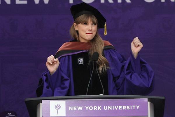 Taylor Swift menjadi tamu kehormatan di acara kelulusan mahasiswa di New York University. (FOTO: REUTERS) 