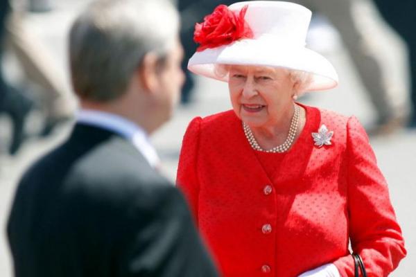 Tampil dengan baju berwarna terang, mengenakan topi, bros, kalung mutiara, adalah ciri gaya busana Ratu Elizabeth Inggris. Foto: Reuters 