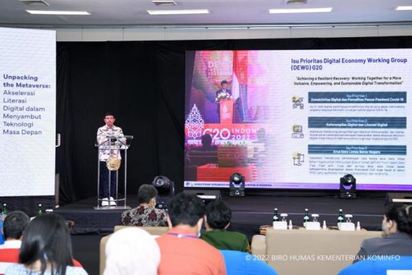 Menteri Komunikasi dan Informatika Johnny G. Plate menjadi Keynote Speech Unpacking the Metaverse: Akselerasi Transformasi Digital dalam Menyambut Teknologi Masa Depan yang berlangsung di Grha Sabha Pramana Universitas Gadjah Mada Yogyakarta. (Foto: Ist) 