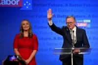 Anthony Albanese, pemimpin Partai Buruh Australia didampingi oleh rekannya Jodie Haydon. Foto: Reuters