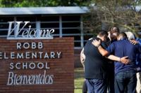 Para orangtua saling menguatkan setelah terjadi penembakan massal oleh seorang remaja bersenjata di Texas, Amerika. Foto: Reuters