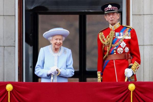 Ratu Elizabeth Mendapat Hadiah Jubilee Berupa Kuda dari Presiden Prancis