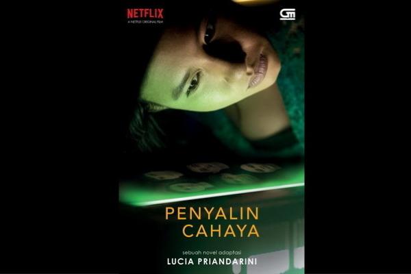 Ditulis oleh Lucia Priandarini, Film Penyalin Cahaya Kini Diadaptasi dalam Bentuk Novel