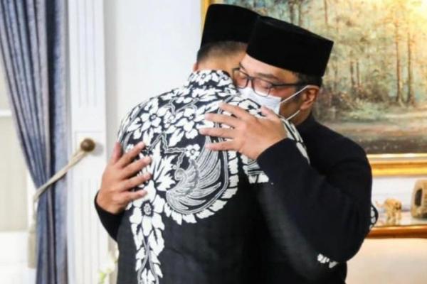 Takziah, AHY Bisikkan Ini ke Ridwan Kamil 