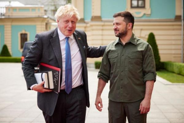 Beri Kejutan, PM Boris Johnson Temui Presiden Zelenskiy di Kyiv