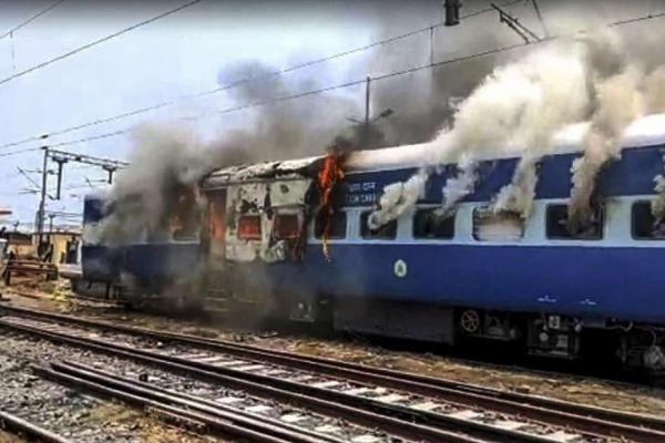 India Batalkan Ratusan Perjalanan Kereta Imbas Protes Agnipath