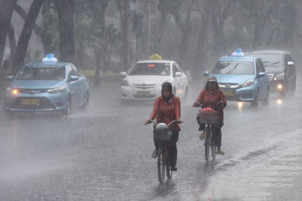 BMKG Prakirakan Hujan Disertai Angin Kencang di Jakarta Senin