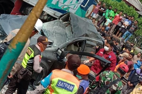 Toyota Avanza Ringsek Setelah Terseret Kereta Sejauh 800 Meter