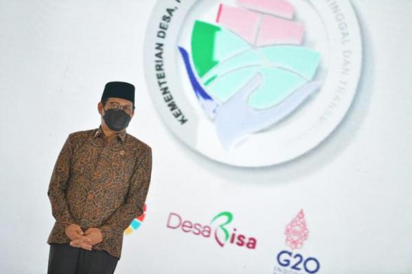 Gus Halim Serahkan Penghargaan ke 10 Pemenang Lomba Promosi Desa Wisata Nusantara 2022