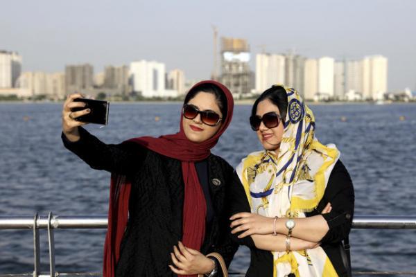Gadis-gadis Iran Ditangkap Karena Lepas Jilbab di Acara Skateboard