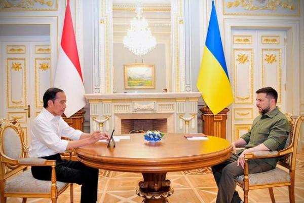 Zelensky Sambut Jokowi di Istana Maryinsky Ukraina