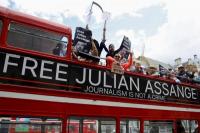 Para pengunjuk rasa naik bus selama demonstrasi untuk menandai ulang tahun pendiri WikiLeaks Julian Assange, di London, Inggris, 1 Juli 2022. Foto: Reuters