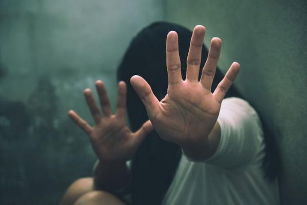 6 Trik yang Biasa Dilakukan Pelaku Pelecehan Seksual, Wanita Harus Waspada!