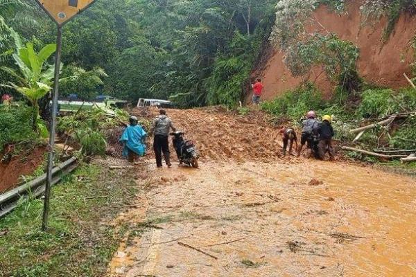 Longsor di Mamuju, Tiga Orang Terluka 