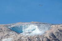 Puncak Punta Rocca terlihat setelah bagian dari gletser Marmolada runtuh di Pegunungan Alpen Italia 4 Juli 2022. Foto: Reuters