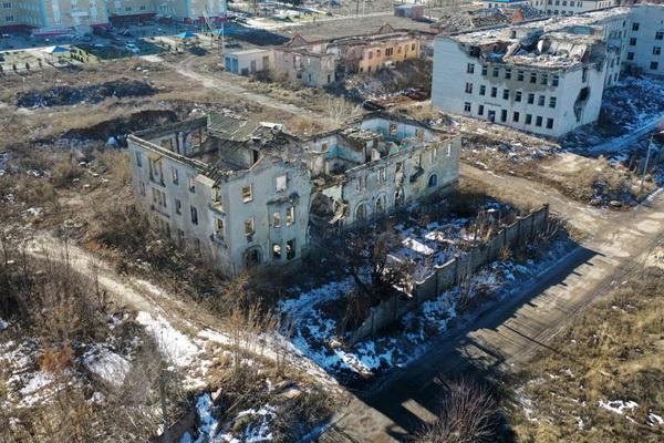 Reruntuhan gedung Sloviansk, hancur selama bentrokan sebelumnya antara separatis pro-Rusia dan pasukan Ukraina yang telah berkobar sejak aneksasi Rusia atas Krimea pada tahun 2014. (FOTO: CNN) 