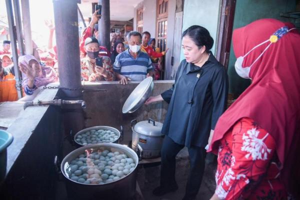 Dukung UMKM, Puan Borong Telur Asin di Brebes