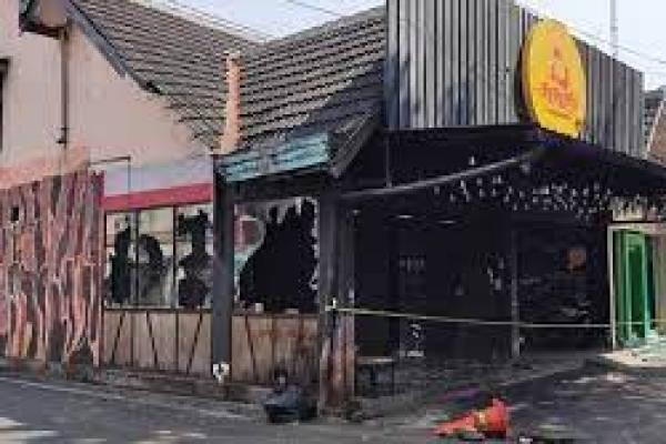 Potret hancurnya sebuah toko akibat kerusuhan di Babarsari, Yogyakarta. Foto: CNNIndonesia.com 