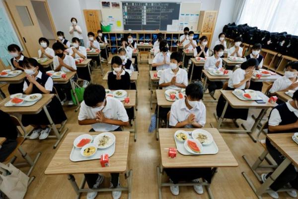 Siswa berdoa sebelum mereka mulai mengambil makan siang sekolah di SMP Senju Aoba di Tokyo, Jepang 29 Juni 2022. Foto: Reuters 