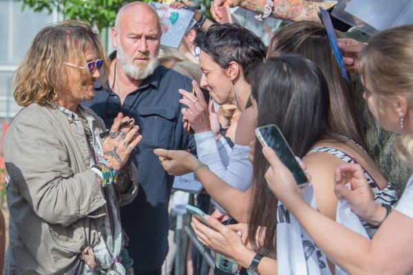 Jelang Konser Bersama Jeff Beck, Johnny Depp Sapa Penggemar di Jerman